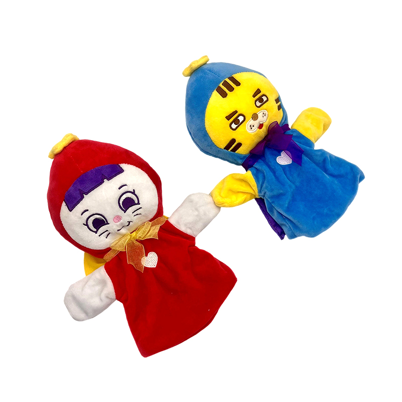 دمى تفاعلية على شكل أصابع القط والنمر